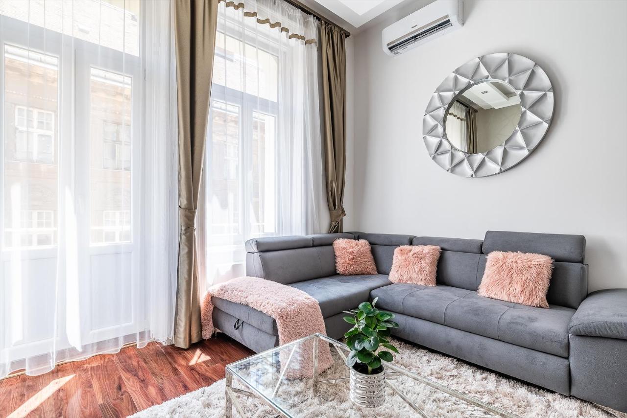 Luxury Apartment With Free Garage And Balcony In The Center Budapest Kültér fotó